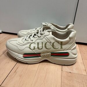 Gucci Off-White Sneakers with Logo Accent